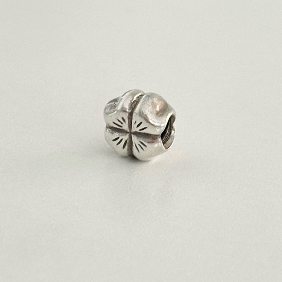 Pandora Sterling Silver Lucky Four Leaf Clover Flower Rare Retired Bead Charm - Picture 2 of 5